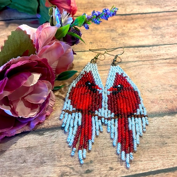 Red cardinal beaded earring in white - Picture 4 of 5